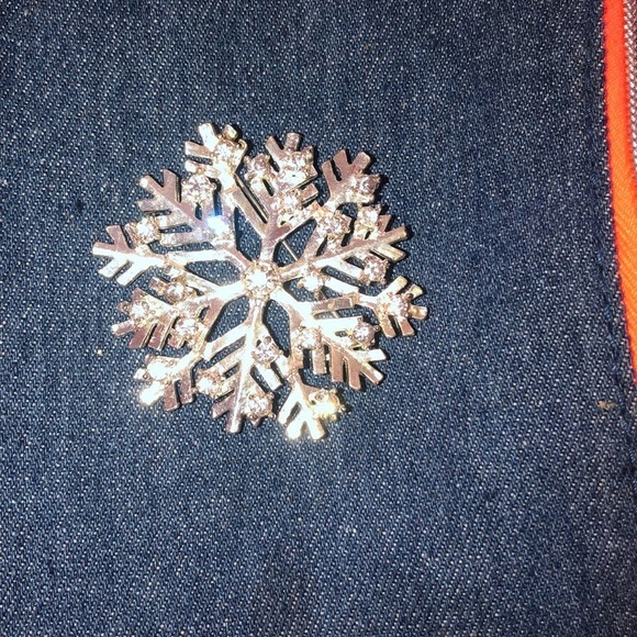 Snowflake brooch - Picture 2 of 3